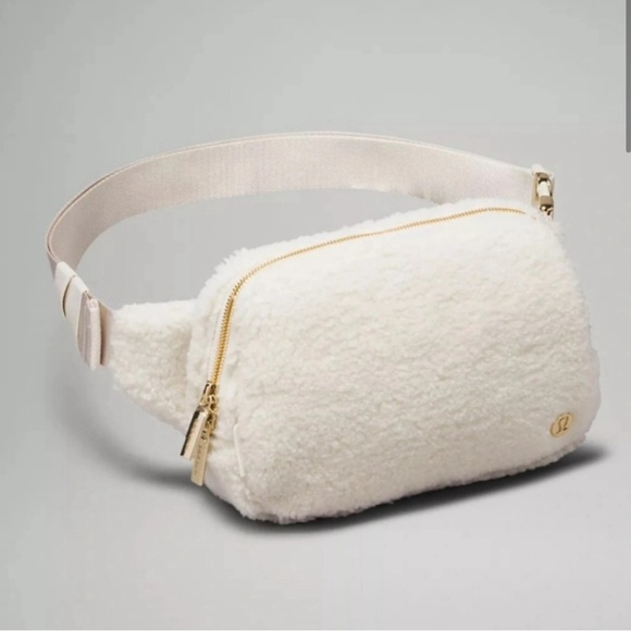 Lululemon cream/white sherpa fanny pack - Picture 4 of 5